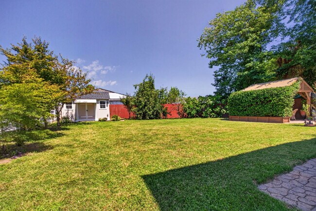 Foto del edificio - "Spacious 5-Bed featuring TWO PRIMARY SUITES with a beautiful backyard oasis in Norfolk!"