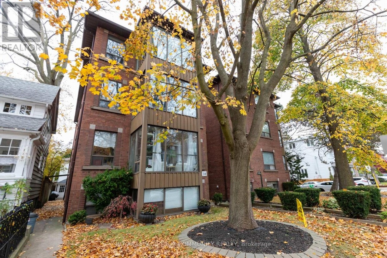 Primary Photo - 38 Leuty Ave