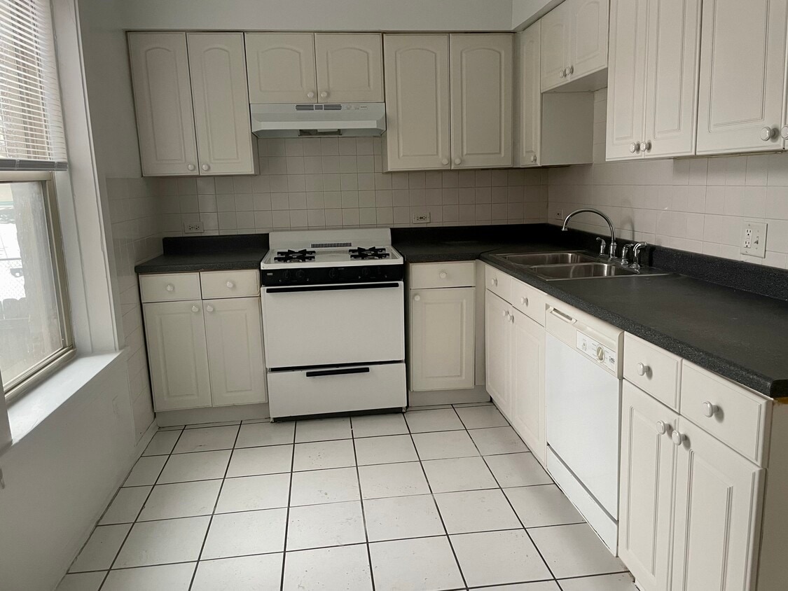 Foto principal - 548 Elmwood Ave