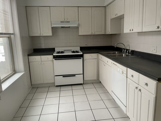 Building Photo - 548 Elmwood Ave