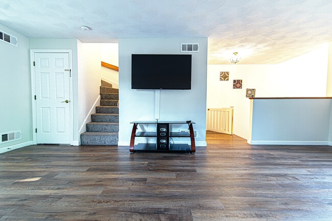 Building Photo - 7 Tamarac Dr