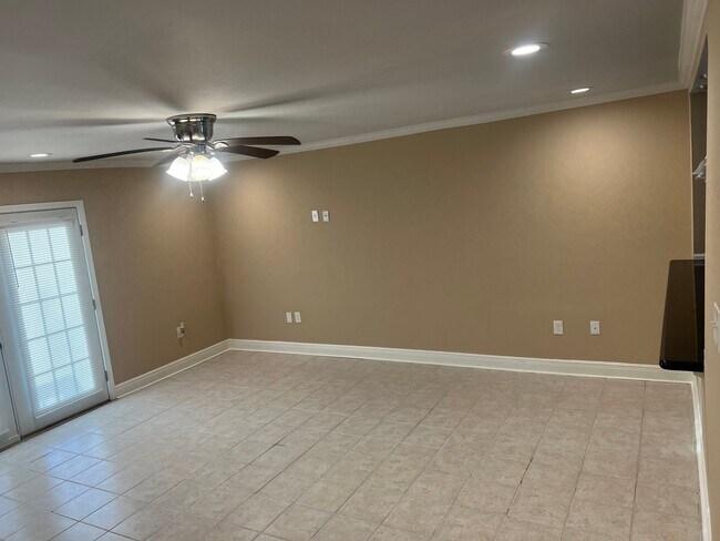 Foto del edificio - 5560 Maple Ridge Dr