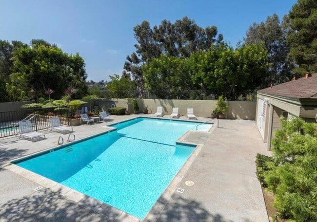 Building Photo - 3312 Caminito Eastbluff