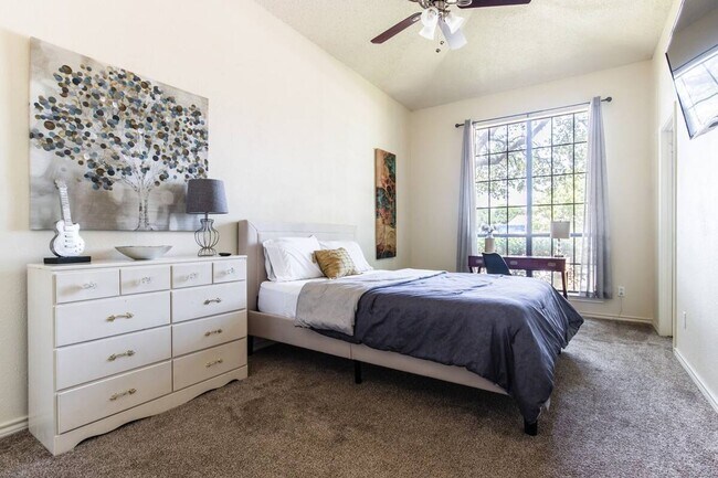 Foto del edificio - 3/2 Attached House in Wilshire Heights!