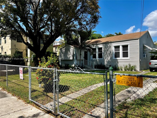 Building Photo - 3673 SW 15th St