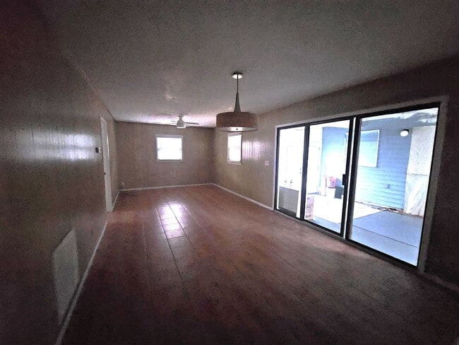 Foto del edificio - Two blocks from the beach!