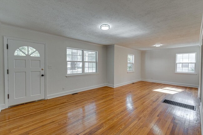 Building Photo - 4910 Golfview Dr