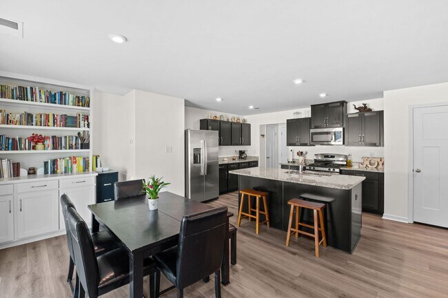 Foto del edificio - Beautiful 4-Bedroom Home with Fenced Backyard & Open Floor Plan!