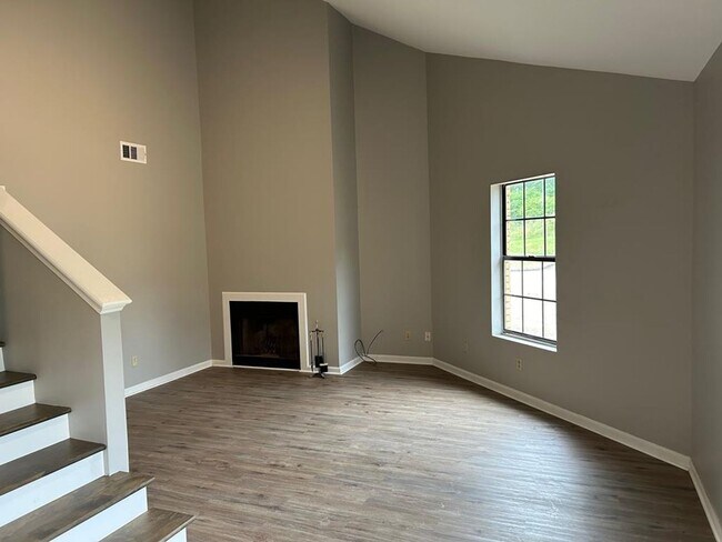 Building Photo - 3 Bedroom Condo in Country Club