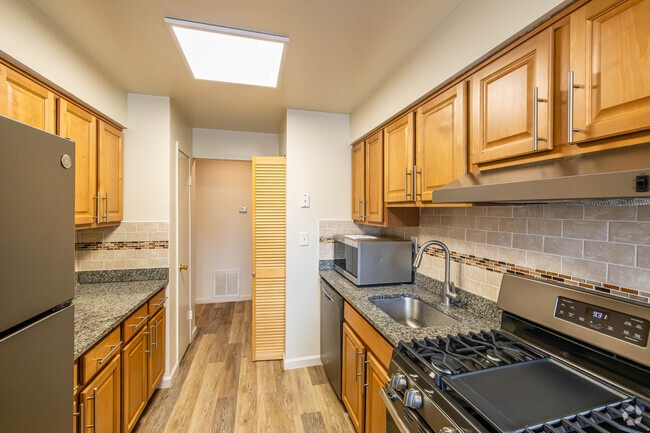 1BR, 1BA - 895SF - Kitchen - Oak Tree Village