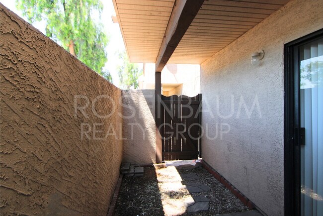 Foto del edificio - Charming 2-bedrooms, 1.5-baths townhome in...