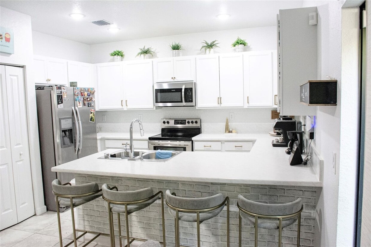 Photo - 315 NE 208th Terrace, Miami, FL 33179