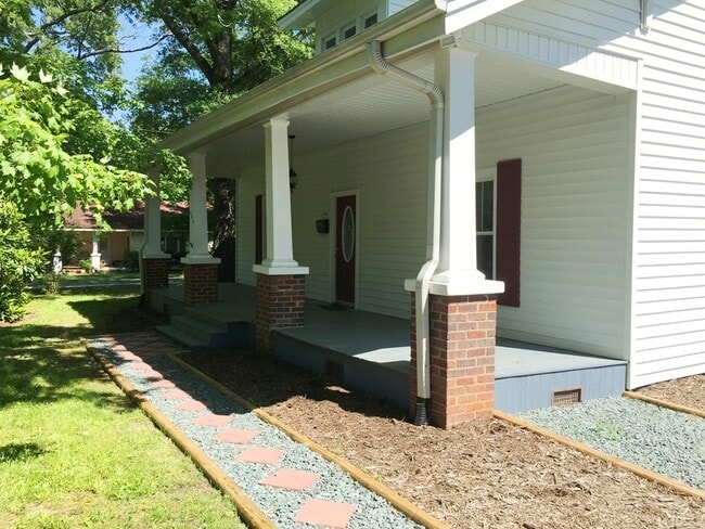 Building Photo - Stunning, renovated 7br home in the heart of Carrboro! Walk to downtown w/ ease, walk or bike to ...