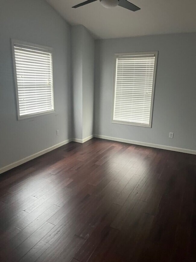 Building Photo - Modern Townhome with Finished Basement & G...