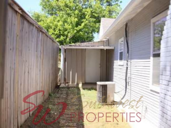 Building Photo - 2-Bedroom, 2-Bathroom Home with Huge Garage