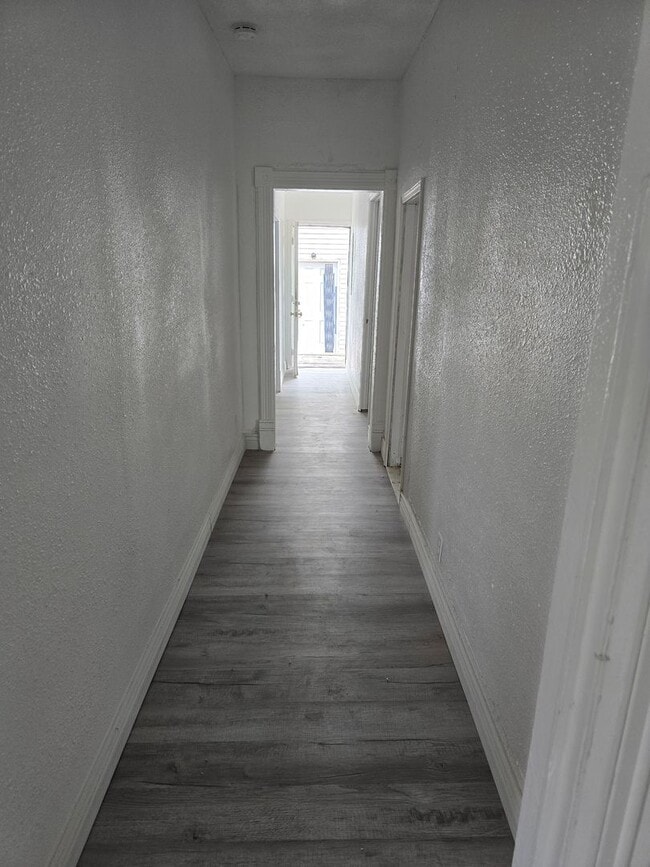 Building Photo - 2 Bedroom 1 Bath $1150.00