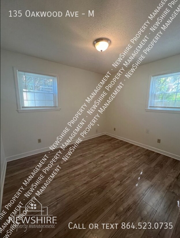 Foto del edificio - 135 Oakwood Ave