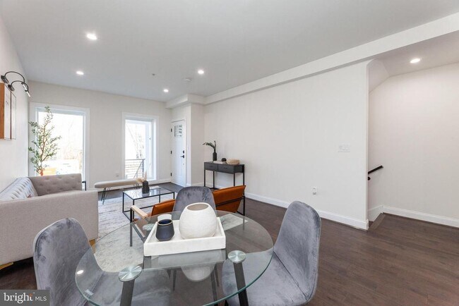 Foto del edificio - 734 Kenyon St NW