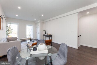 Building Photo - 734 Kenyon St NW