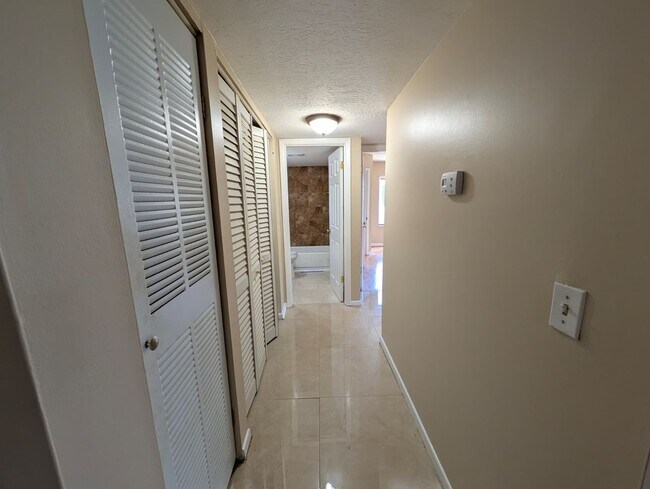Foto del edificio - Spacious 2BR Retreat Near Beaches & Dining