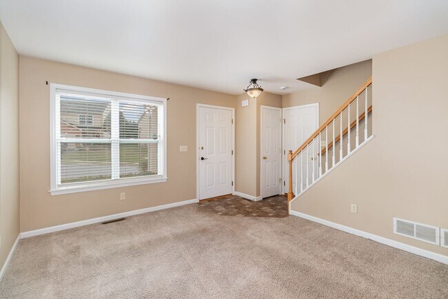 Building Photo - Well Maintained End Town Home Unit For Ren...