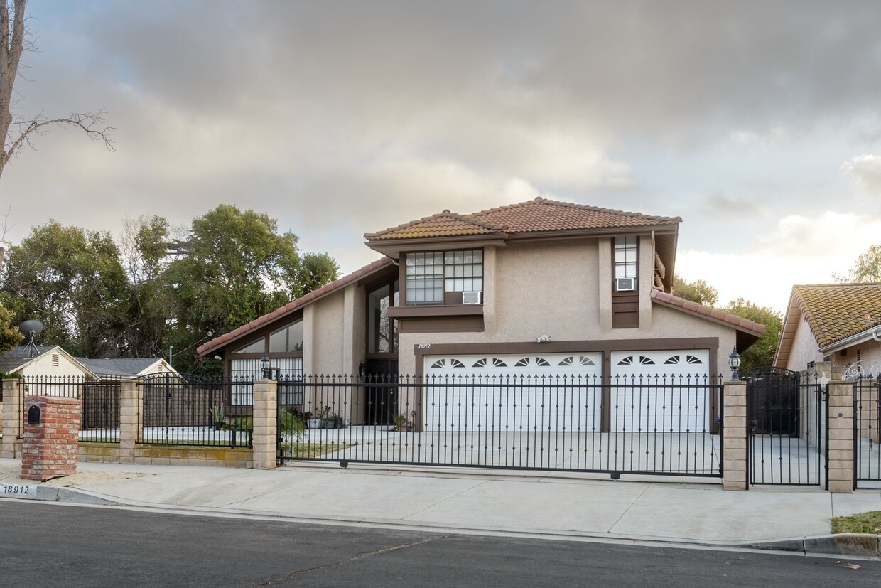 Primary Photo - Large 5bd Home in Northridge with Pool!