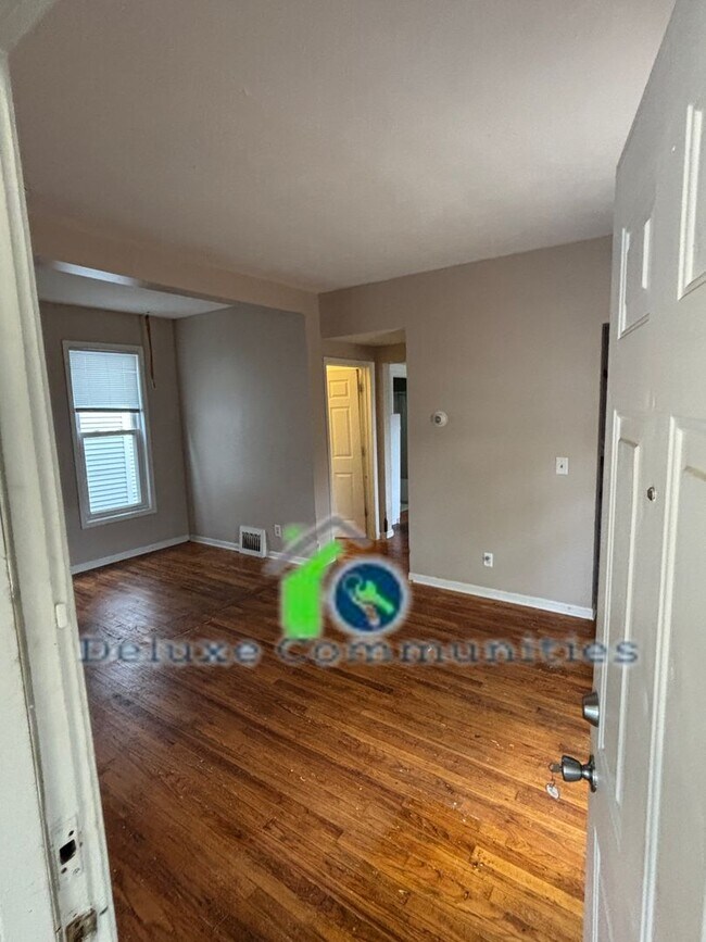 Building Photo - Roomy 3 bedroom 1 bath home