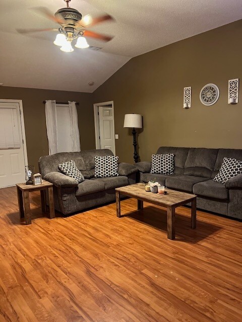 Foto del edificio - 166 Meadow Ln