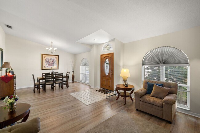 Foto del edificio - Fabulous Home Overlooks Lake