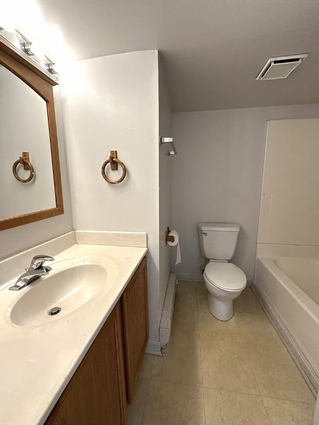 Building Photo - COMING SOON! Top Floor Apartment in Downto...