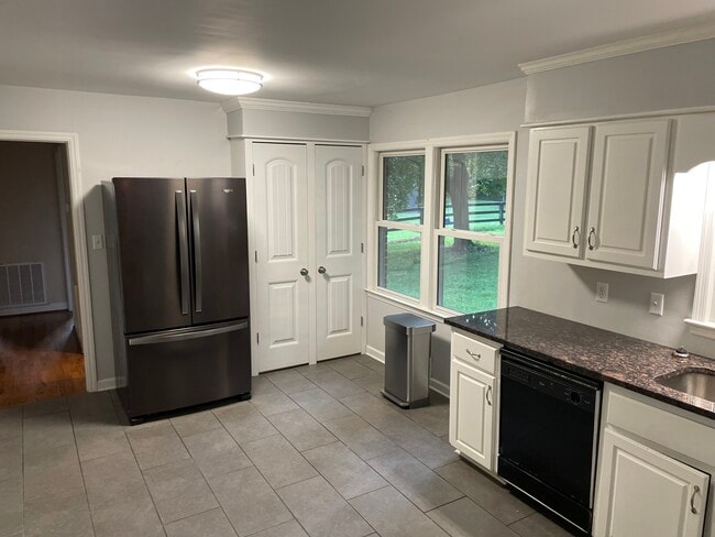 Building Photo - 60 Carole Ln