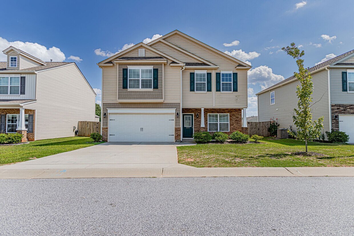 Foto principal - 4 Bedroom 2.5 Bathroom Home in Convenient ...