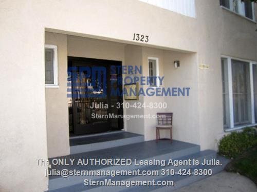 Building Photo - 1323 N. Kingsley Dr.