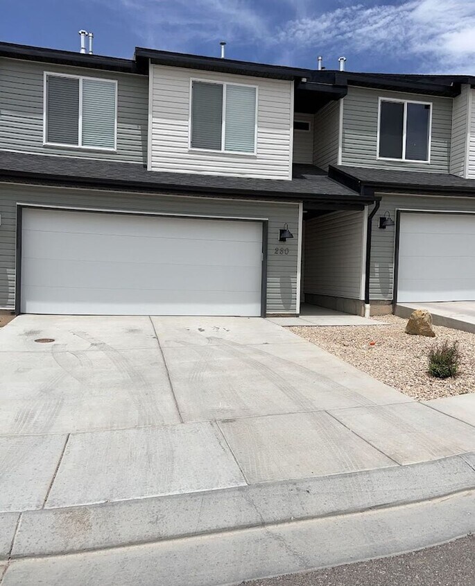Primary Photo - Beautifully Furnished 4 bedroom 2.5 Bath!