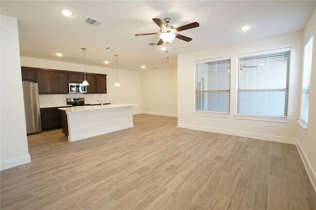 Building Photo - 648 Parkline Dr