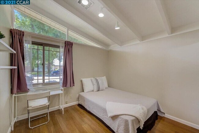 Building Photo - 3372 Esperanza Dr