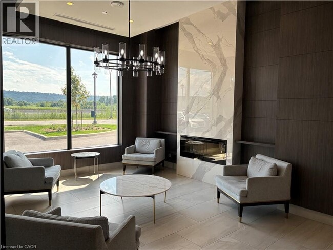 Photo du bâtiment - 550 N Service Rd