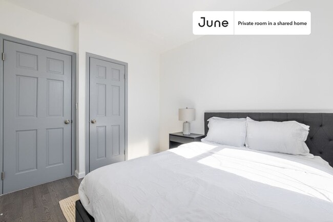 Building Photo - Private bedroom in 4 bed/2 bath Home
