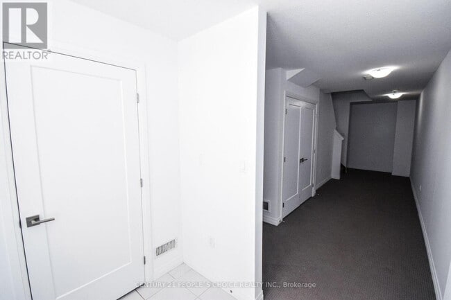 Building Photo - 15 Hoffman Ln