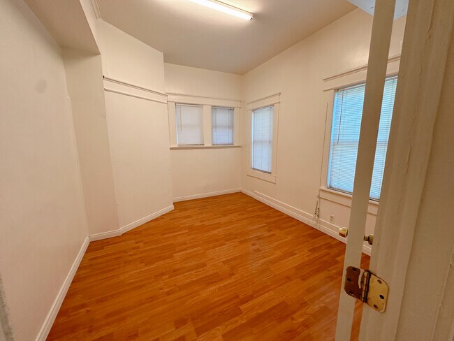 Building Photo - 1141 S Lake St
