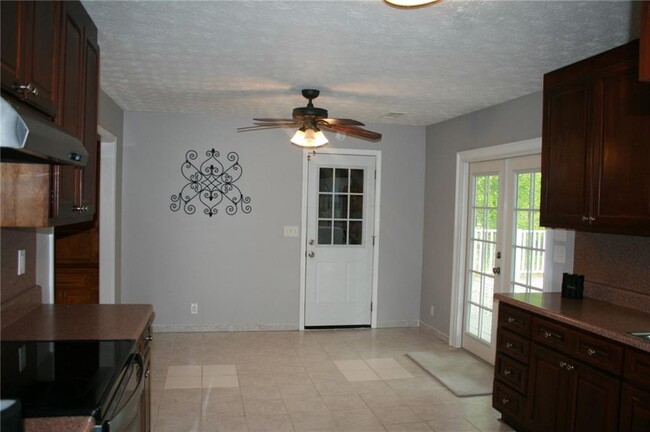 Building Photo - 5855 Maple Creek Dr