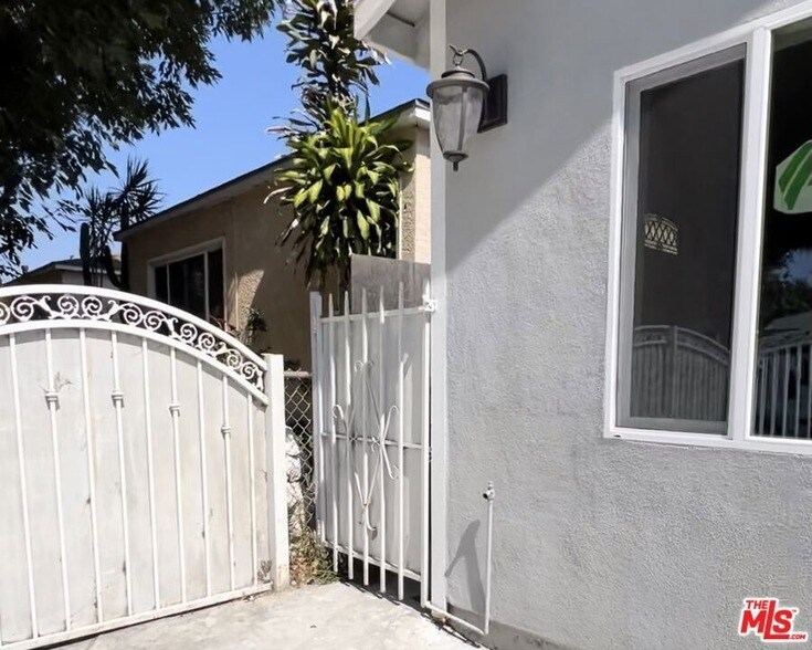 Foto principal - 8946 Bryson Ave