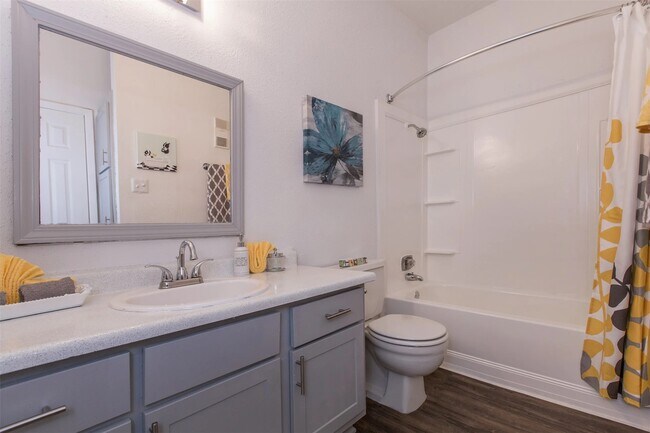 Foto del edificio - 2101 Hayes Rd