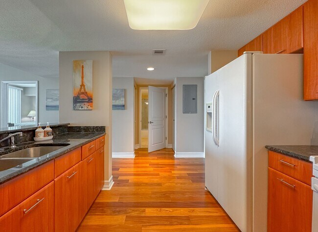 Building Photo - Luxury Condo Downtown