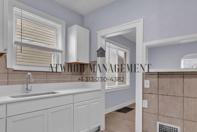 Foto del edificio - This beautifully updated 4-bedroom, 1-bath single-family home is ready for move-in!