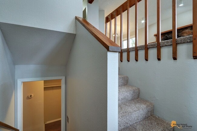 Building Photo - Quiet Eagleridge Home