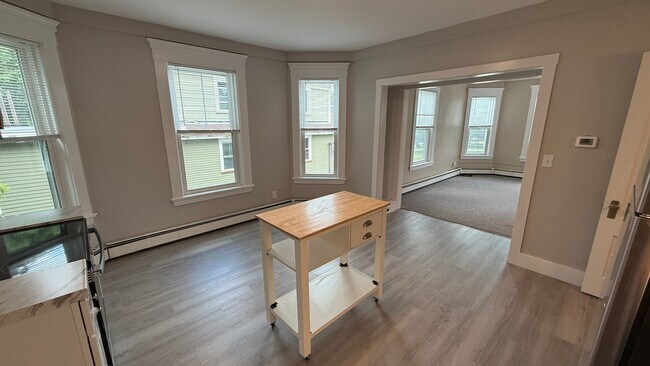 Foto del edificio - Charming 2-Bedroom w/ Office Apartment in ...