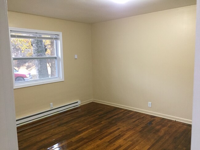 Building Photo - 16 Maple Ln