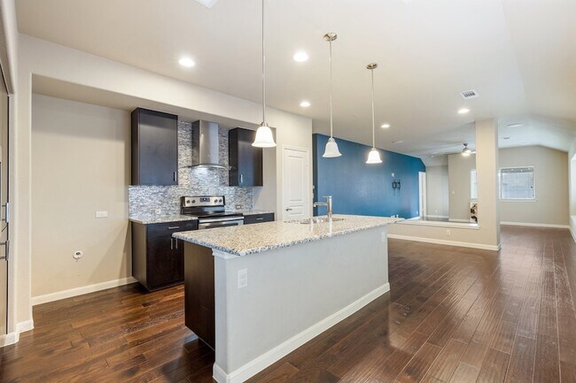 Foto del edificio - 2118 Long Forest Rd