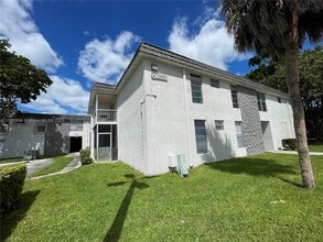Building Photo - 10361 N Kendall Dr